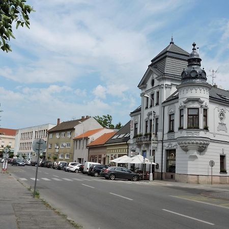 Olymp Penzion Hotel Komarno Luaran gambar